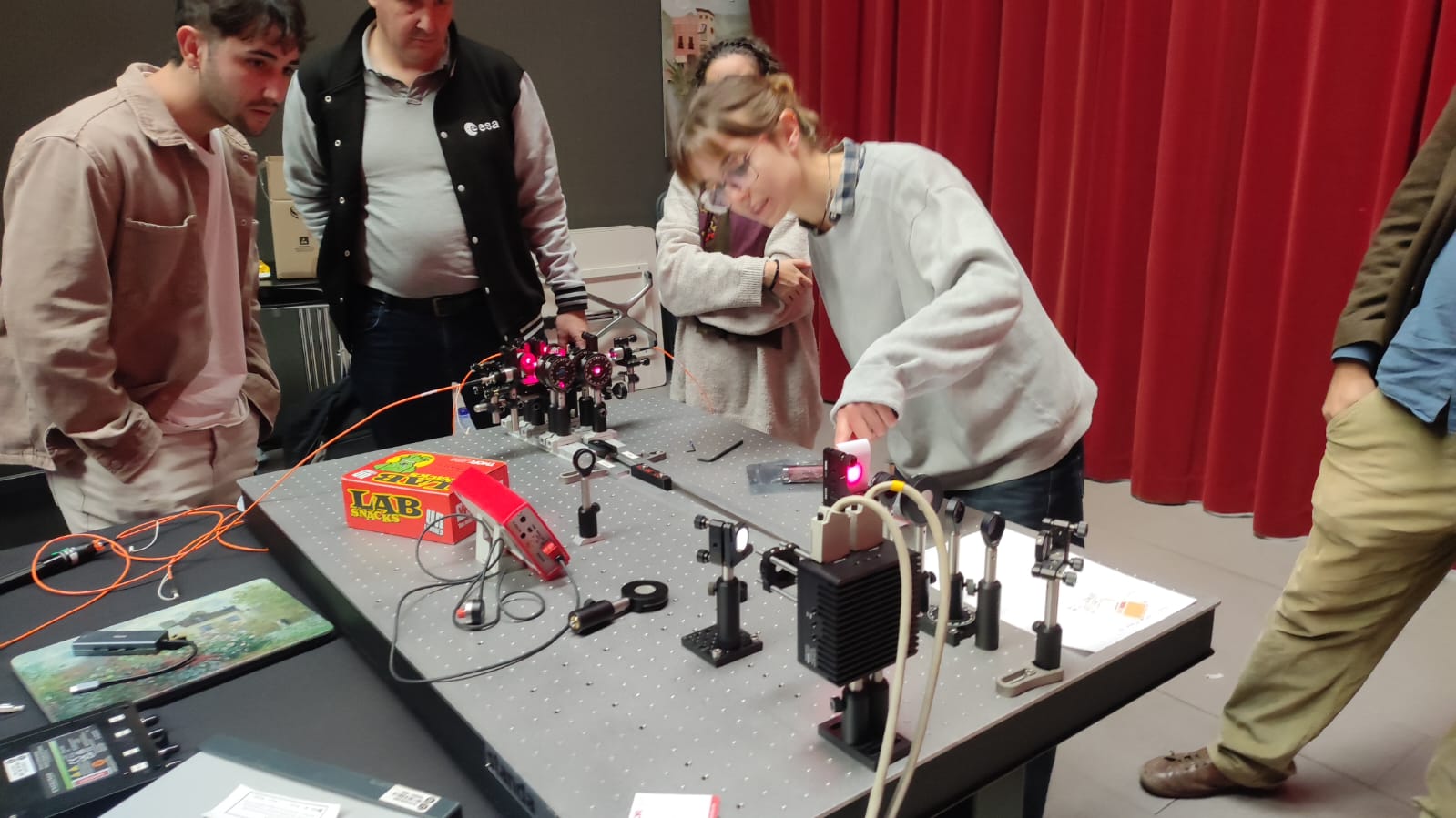 Muntatge experimental de l'experiment de Bell de l'entrellaçament quàntic de l'ICCUB a la Biennal Ciutat i Ciència 2025