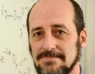 Roberto Emparan, investigador ICREA-ICCUB Roberto Emparan, investigador ICREA-ICCUB