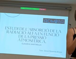 Foto de l'alumna Claudia Santaella del Col·legi Sagrada Família de Gavà fent la seva presentació "Estudi de l'Absorció de la radiació alfa en funció de la pressió atmosfèrica"
