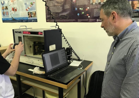 Daniel Parcerisas, coprimer autor del treball investigador i professor del Col·legi Sagrada Família de Gavà, als laboratoris de la Facultat de Física de la Universitat de Barcelona.