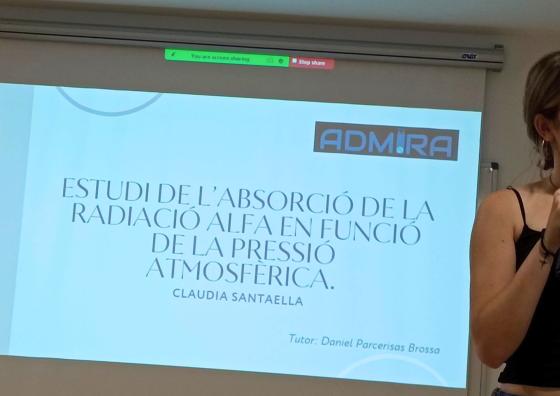 Foto de l'alumna Claudia Santaella del Col·legi Sagrada Família de Gavà fent la seva presentació "Estudi de l'Absorció de la radiació alfa en funció de la pressió atmosfèrica"