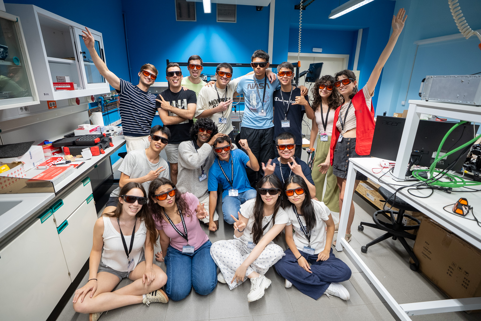 Participants del BIYSC a l'ICCUB, al laboratori de física quàntica avançada