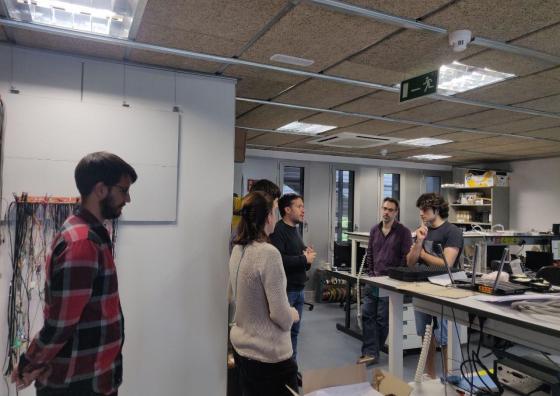 Fotografia de la visita d'un dels estudiants, l'Ignasi Lloveras (a la dreta) al laboratoris de la Unitat Tecnològica de l'ICCUB al Parc Científic de Barcelona