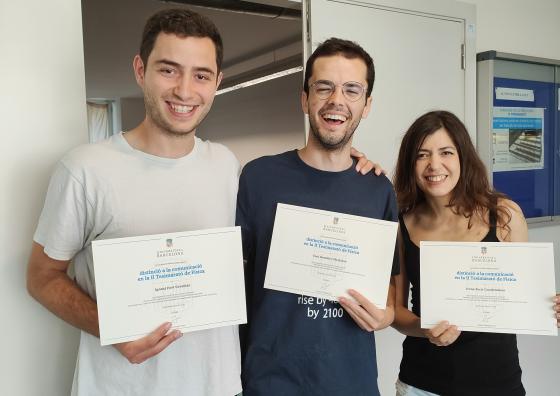 Els tres guanyadors de la II Tesimarató de Física: Ignasi Fort, Toni Bertólez i Irene Ferri, 