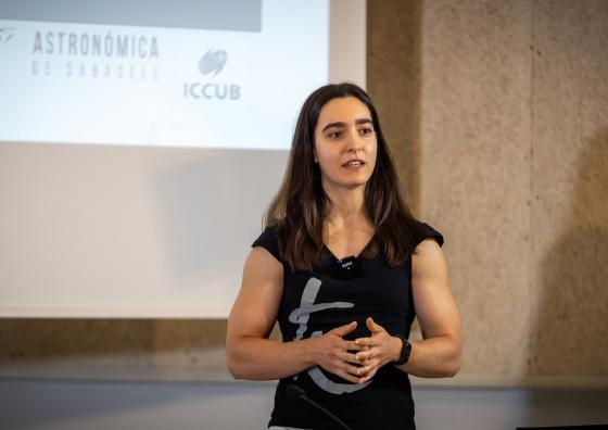 Lucía Castells, investigadora postgraduada de l’ICCUB, va participar en la IV Jornada d’Astronomia de Cerdanya / Gael Piguillem